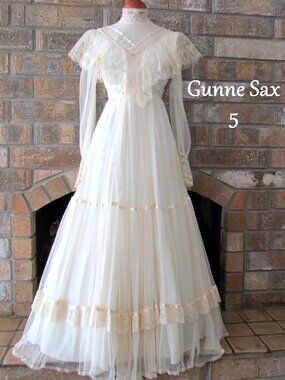 GUNNE SAX WEDDING GOWN, 5, ROMANTIC RENAISSANCE BRIDAL COLLECTION OFF-WHITE LACE
